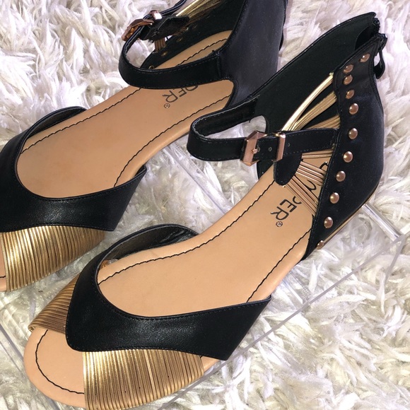 Shoes - Spin Pin Sandals